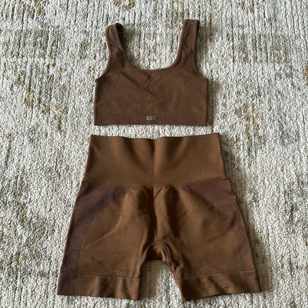 Set active shorts in size small